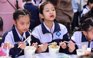 Phở yêu thương đến với Làng Nủ: Bưng lên tô phở, bà con ấm áp - Ảnh 5.