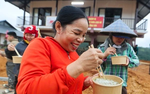 Bao người Làng Nủ lần đầu ăn phở - Ảnh 4.