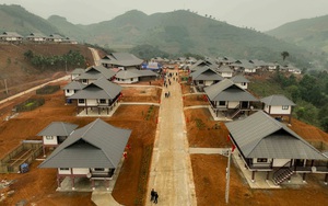 Thầy Khang đi gặp các 'cháu nội' ở Làng Nủ - Ảnh 2.