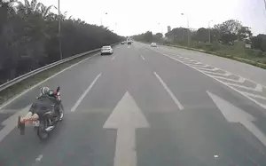 Tạm giữ hình sự tài xế nằm trên yên xe máy, tạt đầu ô tô ở đường cao tốc