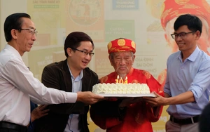 Chủ tịch Phan Văn Mãi đến thăm cụ Nguyễn Đình Tư  - Ảnh 3.