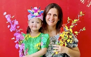 Người nước ngoài mê mẩn Tết Việt: Lì xì, bánh chưng và hơn thế nữa - Ảnh 2.