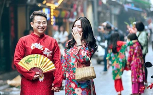 Người nước ngoài mê mẩn Tết Việt: Lì xì, bánh chưng và hơn thế nữa - Ảnh 3.