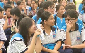 Học sinh lớp 9 hào hứng tìm hiểu Trường THPT Bùi Thị Xuân