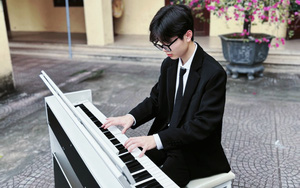 Nam sinh chơi đàn piano được học sinh cả trường vây quanh