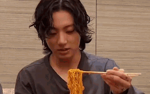 Nấu mì kiểu Jungkook BTS hot rần rần trở lại bởi idol đang làm đầu bếp trong quân ngũ