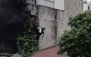'Người hùng' leo tường, cõng 2 cô gái thoát khỏi vụ cháy nhà trọ ở Hà Nội lúc sáng sớm