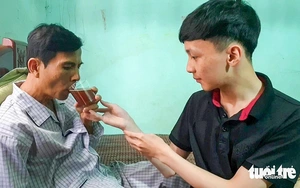 Bố tàn tật, mẹ ung thư, hai chị em cùng vào giảng đường - Ảnh 2.