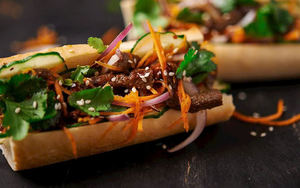 15 ngàn đồng ổ bánh mì heo quay Kim Mai, nhiều thịt quá, tìm mãi mới thấy rau - Ảnh 4.