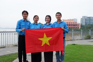 Lửa tinh thần dân tộc từ những lá cờ đỏ sao vàng - Ảnh 3.