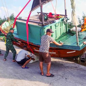 Kh&#7855;c ph&#7909;c h&#7853;u qu&#7843; mưa bão, s&#7841;t l&#7903;