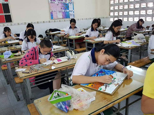 Teen trường THPT Nguyễn Khuyến (Q.10) vẽ tranh để học văn