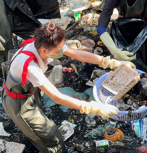 Thuỳ Tiên cùng nhóm Sài Gòn xanh nhặt rác bảo vệ môi trường