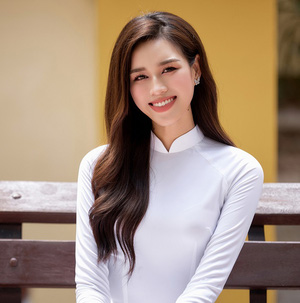 Hoa hậu Đỗ Thị Hà khoe nhan sắc trong veo trong bộ ảnh kỉ yếu