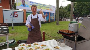 Phó đại sứ Thụy Điển bưng bún chả phục vụ khách
