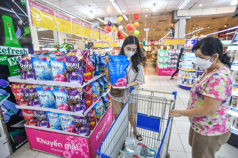 Ngành bán lẻ phục hồi, siêu thị tăng khuyến mãi - Tuổi Trẻ Online