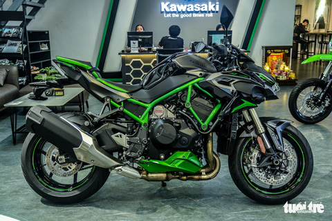 Ngắm người đẹp hút mắt bên siêu mô tô Kawasaki Z1000