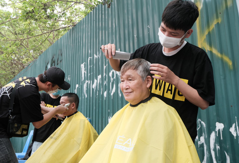 Thợ cắt tóc lao đao vì dịch vẫn chưa biết đến gói hỗ trợ 26.000 tỉ đồng