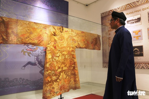 Áo quan nhất phẩm triều Nguyễn còn nguyên vẹn lần đầu ra mắt công chúng ...