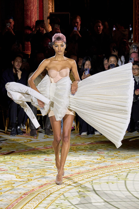 Độc lạ như Paris Fashion Week: Váy áo để ẵm để bồng! | HomeVN