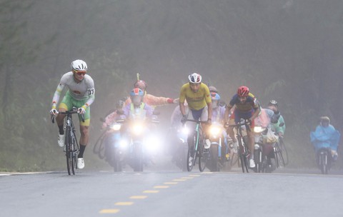 Roman Maikin giành áo chấm đỏ ‘Vua leo núi’ Tuổi Trẻ Online