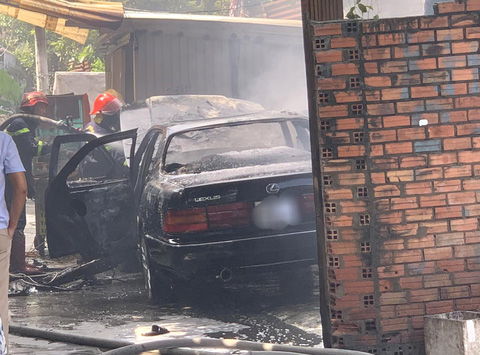 Xe đang đậu bất ngờ bốc cháy dữ dội ở quận Tân Phú - Tuổi Trẻ Online