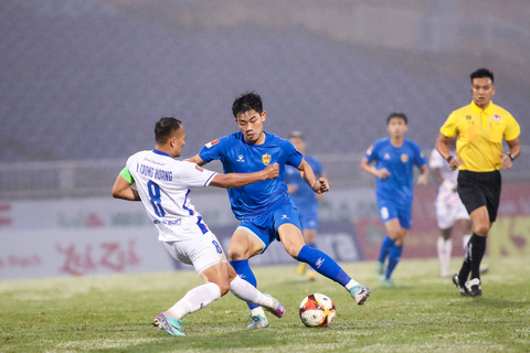 Sông Lam Nghệ An, Quảng Nam rượt đuổi kịch tính trong trận hòa 8 bàn thắng  - Tuổi Trẻ Online