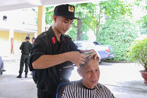 Cảnh sát cơ động trổ tài cắt tóc cho thương binh đặc biệt - Tuổi ...