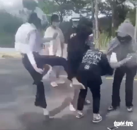 Video: Clip nhóm nữ sinh đánh nhau gây xôn xao | Báo Dân trí