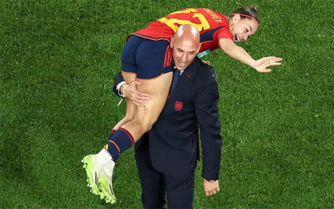 Chủ tịch LĐBĐ Tây Ban Nha bị kết tội sau khi hôn nữ cầu thủ 2 Cựu chủ tịch Rubiales nói nữ cầu thủ Hermoso 'cho phép nụ hôn gây phẫn nộ'  - Tuổi Trẻ Online