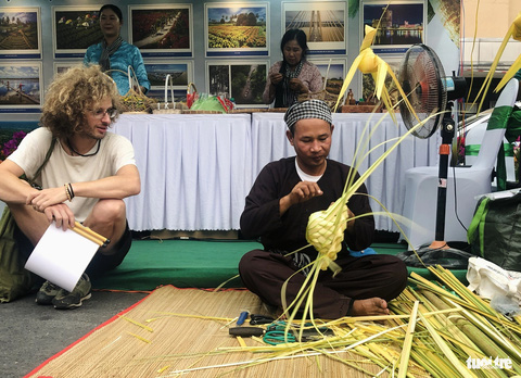 Instructions for tying coconut leaves - Photo: HOAI PHUONG