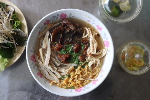 Quán bún thang 34 năm bên trên TP Sài Gòn, ngôi nhà quán bảo chuẩn chỉnh vị Hà Thành gốc đem nấm mèo và tóp mỡ? - Hình ảnh 1.