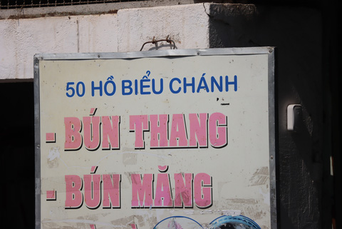 Người Hà Thành 'thanh lịch' mò mẫm ăn bún thang bên trên TP Sài Gòn - Hình ảnh 2.