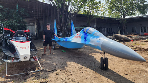Từ màu sắc đến mẫu mã mô hình chiếc máy bay Su-35 được anh Thanh chế tạo giống y như thật - Ảnh: HOÀNG THANH