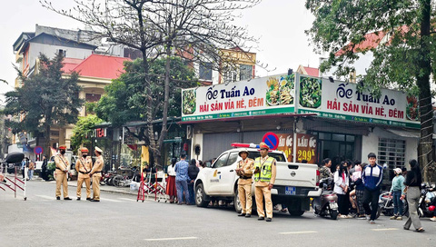 Chiều 8-3, lực lượng công an chốt chặn ở khu vực ngã tư phố Chiến - Đội Cấn (TP Vĩnh Yên, Vĩnh Phúc), nơi có nhà riêng của bí thư Tỉnh ủy Vĩnh Phúc Hoàng Thị Thúy Lan - Ảnh: ANH KHÔI