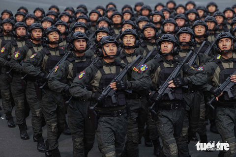Nam chiến sĩ cảnh sát đặc nhiệm diễu binh trong lễ kỷ niệm 50 năm Cảnh sát cơ động - Ảnh: NGUYỄN KHÁNH 