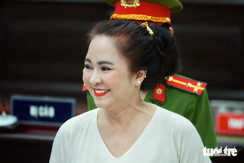 Bà Nguyễn Phương Hằng cười rất tươi khi gặp lại nhân viên của mình - Ảnh: ĐAN THUẦN
