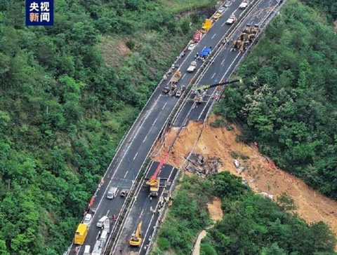 Hiện trường vụ sập đường cao tốc ở tỉnh Quảng Đông - Ảnh: CCTV