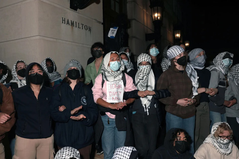 Nhóm sinh viên ủng hộ Palestine trước cửa tòa nhà Hamilton trong khuôn viên Đại học Columbia - Ảnh: ALEX KENT/GETTY IMAGES