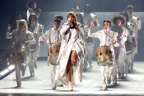 The Eras Tour của Taylor Swift gây sốt ở Paris khi diễn 4 đêm liền - Tuổi  Trẻ Online