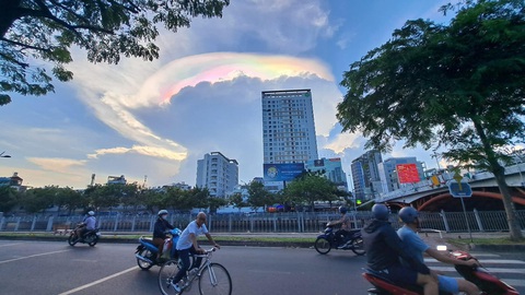 Mây ngũ sắc lấp lánh trên bầu trời TP.HCM, dân mạng đua nhau khoe ...