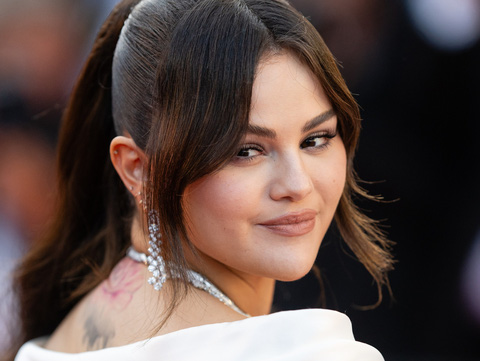 Selena Gomez rực rỡ áp đảo trên thảm đỏ Cannes, loạt khách mời hở bạo, diêm  dúa - Tuổi Trẻ Online