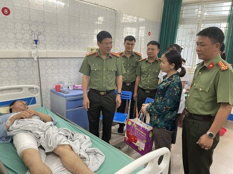 Đại tá Đỗ Thanh Bình - giám đốc Công an tỉnh Hòa Bình - đến thăm hỏi, động viên thiếu tá công an bị thương khi làm nhiệm vụ - Ảnh: Công an cung cấp