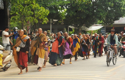 quang-nam-de-nghi-khong-tap-trung-dong-nguoi-khi-doan-cua-su-thich-minh-tue-di-qua-le-trung-2024-05-30-5-1717067357126196665280.jpg