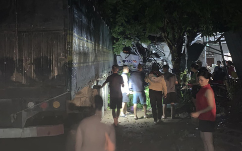Xe tải lao vào nhà dân ven đường ở Sơn La, 1 người chết, 7 người ...