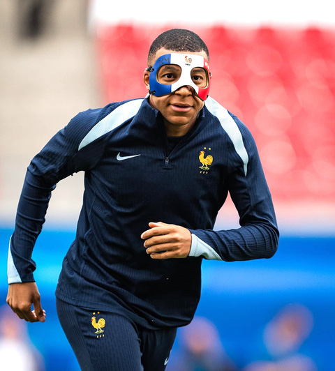 Mbappe xuất hiện với mặt nạ mới, sẵn sàng đánh bại Hà Lan - Tuổi Trẻ Online