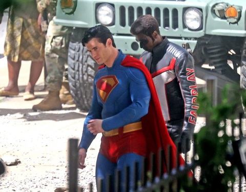 Fan chê trang phục Superman mới, cái bóng Henry Cavill quá lớn - Tuổi Trẻ Online