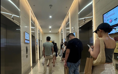 Cư dân xếp hàng đợi thang máy, ảnh chụp tối 3-8 - Ảnh: Người dân cung cấp Cư dân xếp hàng đợi thang máy, ảnh chụp tối 3-8 - Ảnh: Người dân cung cấp