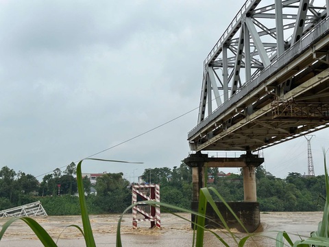 Sập cầu Phong Châu tại Phú Thọ, 10 ô tô rơi xuống sông, 13 người mất tích - Ảnh 12.