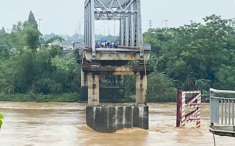Sập cầu Phong Châu tại Phú Thọ, 10 ô tô rơi xuống sông, 13 người mất tích - Ảnh 4.